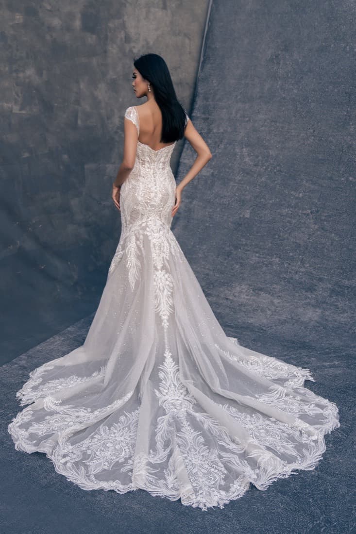 Vestido de novia Allure con cola de encaje